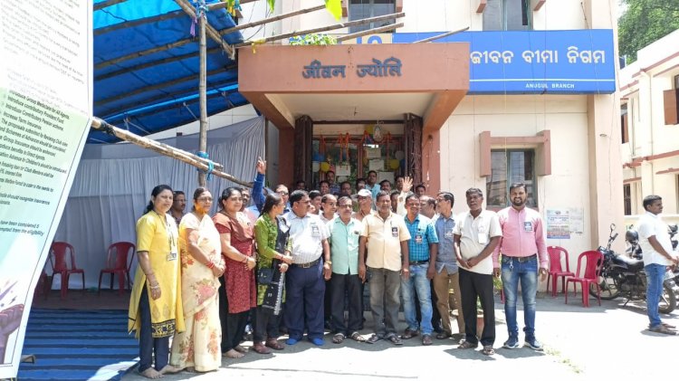 All the agents gave the impression in front of the LIC head office in the district