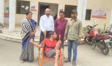 ଦିବ୍ୟାଙ୍ଗକୁ ହୁଇଲ ଚେୟାର ଯୋଗାଇଦେଲେ ସମାଜସେବୀ ପତିତପାବନ