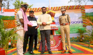 କର୍ତବ୍ୟନିଷ୍ଠା ପାଇଁ ମହିପୁର ଫାଣ୍ଡି ଅଧିକାରୀ ବିରଞ୍ଚି ନାରାୟଣ ଅମାନ୍ତ ମନ୍ତ୍ରୀଙ୍କ ଦ୍ଵାରା ସମ୍ମାନିତ।