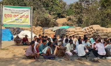 ଦୁଇ ଦିନ ହେଲା ଧାରଣା ରେ ବସିଛନ୍ତି ଚାଷୀ, ପ୍ରଶାସନ ର ନିଦ ଭାଙ୍ଗୁନି !